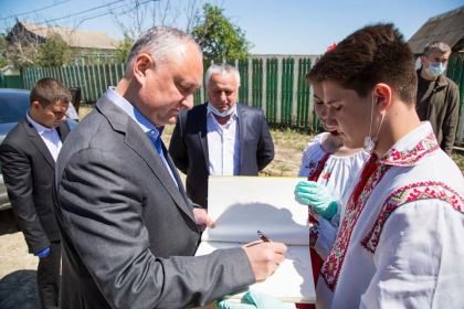 Igor Dodon incalca restrictiile pe timp de pandemie. Fara manusi si masca, presedintele a vizitat o familie cu multi copii din satul Iordanovca - GALERIE FOTO Igor Dodon incalca restrictiile pe timp de pandemie. Fara manusi si masca, presedintele a vizitat o familie cu multi copii din satul Iordanovca - GALERIE FOTO
