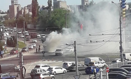 O masina, cuprinsa de flacari, pe o strada din capitala - FOTO O masina, cuprinsa de flacari, pe o strada din capitala - FOTO