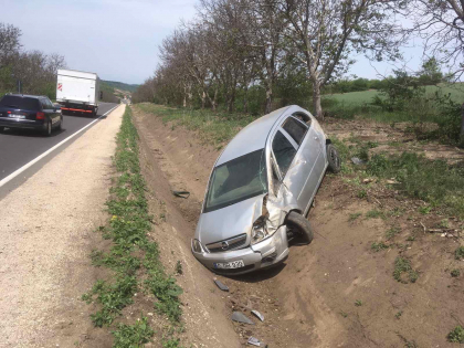 Un barbat a avut nevoie de ingrijiri medicale, dupa ce s-a rasturnat cu masina intr-un sant la Calarasi - FOTO Un barbat a avut nevoie de ingrijiri medicale, dupa ce s-a rasturnat cu masina intr-un sant la Calarasi - FOTO