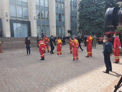 Medicii si asistentii romani se intorc acasa! In fata Guvernului, autoritatile au organizat o ceremonie festiva de incheiere a misiunii medicale si le-au urat "Drum bun" - GALERIE FOTO Medicii si asistentii romani se intorc acasa! In fata Guvernului, autoritatile au organizat o ceremonie festiva de incheiere a misiunii medicale si le-au urat "Drum bun" - GALERIE FOTO