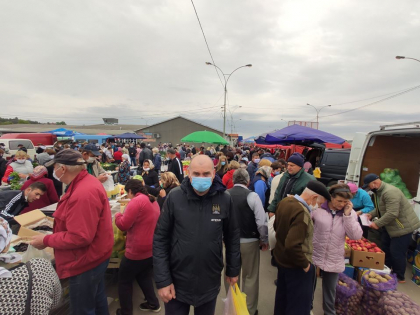Pe cand pietele din Chisinau si Balti sunt inchise, cea din Hancesti a fost plina cu oameni - GALERIE FOTO Pe cand pietele din Chisinau si Balti sunt inchise, cea din Hancesti a fost plina cu oameni - GALERIE FOTO