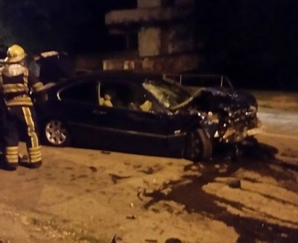 Soferul unui BMW a ajuns la spital dupa ce a pierdut controlul volanului si s-a lovit puternic de un evacuator, pe o strada din capitala. Ce spune politia - FOTO Soferul unui BMW a ajuns la spital dupa ce a pierdut controlul volanului si s-a lovit puternic de un evacuator, pe o strada din capitala. Ce spune politia - FOTO
