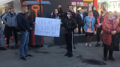 Protest la Piata Centrala. Comerciantii: "Vrem sa lucram. Stau copiii si mor de foame" - VIDEO
Protest la Piata Centrala. Comerciantii: "Vrem sa lucram. Stau copiii si mor de foame" - VIDEO