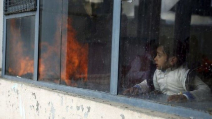 Caz socant: O femeie alapteaza copiii mamelor ucise in atacul comis asupra unei maternitati din Kabul Caz socant: O femeie alapteaza copiii mamelor ucise in atacul comis asupra unei maternitati din Kabul