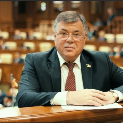 Iurie Renita ii promite lui Igor Dodon: "Nu dispera, Igor Nikolaevici, cosmarul tau abia incepe! La penitenciarul 13 va convietui tovaraseste cu prietenul lui, Vladimir Plahotniuc, in aceeasi camera. Vor imparti frateste "tusonka" facuta pe la Condrita" Iurie Renita ii promite lui Igor Dodon: "Nu dispera, Igor Nikolaevici, cosmarul tau abia incepe! La penitenciarul 13 va convietui tovaraseste cu prietenul lui, Vladimir Plahotniuc, in aceeasi camera. Vor imparti frateste "tusonka" facuta pe la Condrita"