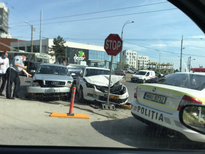 Doua masini s-au ciocnit pe o strada din capitala. Politia - la fata locului - FOTO Doua masini s-au ciocnit pe o strada din capitala. Politia - la fata locului - FOTO