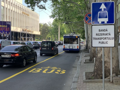 Pe strada Puskin a fost aplicat un nou marcaj. Banda este rezervata transportului public, dar si biciclistilor. Iata ce va fi interzis - GALERIE FOTO