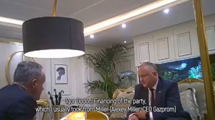 O noua secventa din filmuletul in care Igor Dodon primeste din partea lui Vladimir Plahotniuc o punga neagra, in care se presupune ca ar fi bani pentru finantarea PSRM - VIDEO