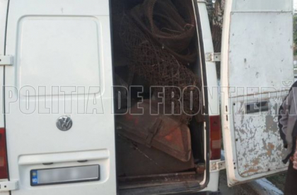 Aproape doua tone de metal uzat - transportate ilegal de catre un moldovean. Ce risca barbatul - GALERIE FOTO Aproape doua tone de metal uzat - transportate ilegal de catre un moldovean. Ce risca barbatul - GALERIE FOTO