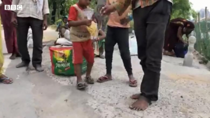 Imagini emotionante. Un reporter BBC i-a dat incaltarile sale unui migrant care mersese 250 de kilometri in picioarele goale - VIDEO