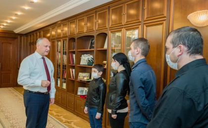 Igor Dodon a chemat familia taximetristului care si-a pierdut viata in tragicul accident din centrul capitalei si si-a pus poze pe internet alaturi de ea, spunand ca le-a oferit un ajutor Igor Dodon a chemat familia taximetristului care si-a pierdut viata in tragicul accident din centrul capitalei si si-a pus poze pe internet alaturi de ea, spunand ca le-a oferit un ajutor