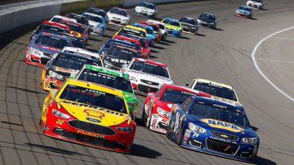 Americanii recupereaza timpul pierdut in izolare si au organizat prima cursa de NASCAR in mijlocul saptamanii dupa 35 de ani. Au fost accidente si nervi pe circuit Americanii recupereaza timpul pierdut in izolare si au organizat prima cursa de NASCAR in mijlocul saptamanii dupa 35 de ani. Au fost accidente si nervi pe circuit