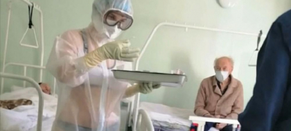 Primele imagini cu infirmiera in bikini care a tratat pacientii cu Covid. De ce a fost data afara - VIDEO Primele imagini cu infirmiera in bikini care a tratat pacientii cu Covid. De ce a fost data afara - VIDEO