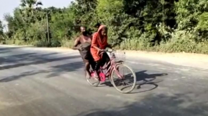 O fata de 15 ani si-a salvat tatal ranit ducandu-l 1.200 de kilometri pe bicicleta. „Am fi murit de foame” O fata de 15 ani si-a salvat tatal ranit ducandu-l 1.200 de kilometri pe bicicleta. „Am fi murit de foame”