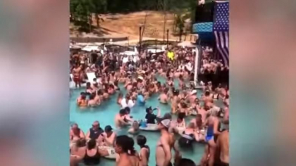 Distantare fizica ignorata complet. Sute de oameni au participat la o petrecere in piscina, in SUA - VIDEO Distantare fizica ignorata complet. Sute de oameni au participat la o petrecere in piscina, in SUA - VIDEO