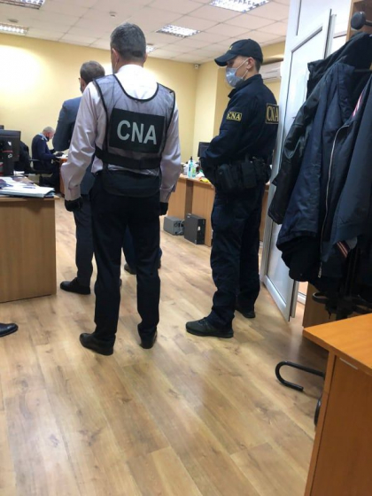 Ultima ora. Perchezitii la postul vamal intern Petricani. Cinci brokeri vamali, retinuti de CNA Ultima ora. Perchezitii la postul vamal intern Petricani. Cinci brokeri vamali, retinuti de CNA