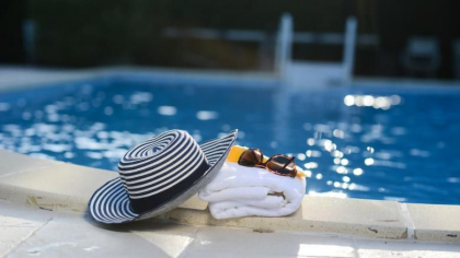 Specialisti: COVID-19 nu se raspandeste prin apa. Avertisment lor despre statul la plaja si piscina Specialisti: COVID-19 nu se raspandeste prin apa. Avertisment lor despre statul la plaja si piscina