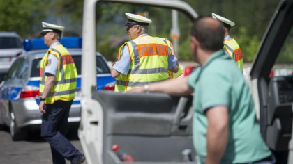 Cinci persoane au fost ranite in Germania, dupa ce un sofer le-a izbit cu masina. Politia spune ca a fost un act deliberat