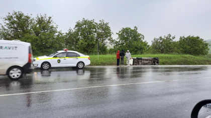 Accident grav la Peresecina. O masina a derapat de pe sosea si a ajuns intr-un sant. Politia - la fata locului - FOTO/ VIDEO