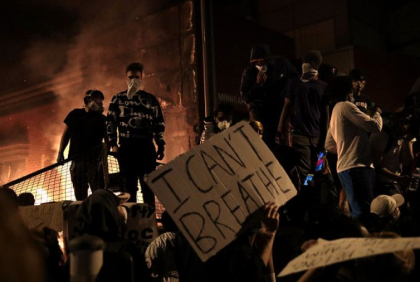 Haos in SUA. O sectie de politie a fost incendiata la Minneapolis. Cel putin o persoana a murit in timpul protestelor - VIDEO Haos in SUA. O sectie de politie a fost incendiata la Minneapolis. Cel putin o persoana a murit in timpul protestelor - VIDEO