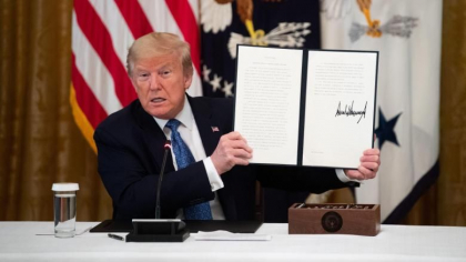 Donald Trump a semnat ordinul prin care companiile din social media sa poata fi pedepsite pentru politica de continut
Donald Trump a semnat ordinul prin care companiile din social media sa poata fi pedepsite pentru politica de continut