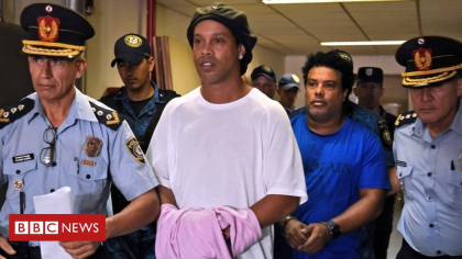 Persoana care i-a oferit fotbalistului Ronaldinho si fratelui sau pasaportul fals a fost arestata de catre politia din Paraguay Persoana care i-a oferit fotbalistului Ronaldinho si fratelui sau pasaportul fals a fost arestata de catre politia din Paraguay