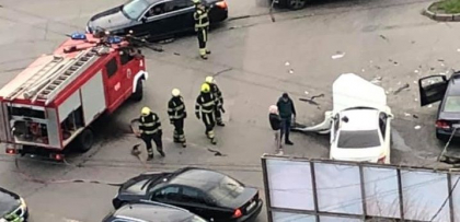 Doua masini, facute zob dupa ce s-au ciocnit pe o strada din capitala. Pompierii - la fata locului - FOTO