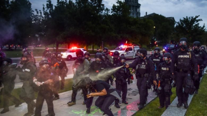 25 de orase americane se inchid pe timp de noapte in incercarea de a opri protestele masive 25 de orase americane se inchid pe timp de noapte in incercarea de a opri protestele masive