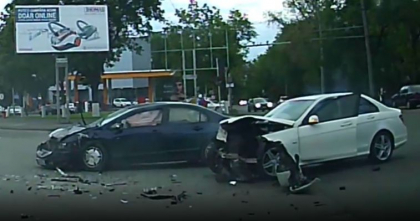 Momentul in care doua masini se ciocnesc violent la intersectia strazii Hristo Botev cu bulevardul Dacia - VIDEO Momentul in care doua masini se ciocnesc violent la intersectia strazii Hristo Botev cu bulevardul Dacia - VIDEO