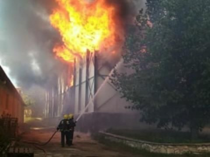 Incendiu puternic la Ocnita. Flacarile au cuprins o constructie frigorifica. Pompierii - la fata locului - VIDEO Incendiu puternic la Ocnita. Flacarile au cuprins o constructie frigorifica. Pompierii - la fata locului - VIDEO