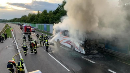 Un autocar cu 49 de romani a luat foc pe autostrada, langa Viena. Fumul gros s-a vazut de la zeci de kilometri - GALERIE FOTO Un autocar cu 49 de romani a luat foc pe autostrada, langa Viena. Fumul gros s-a vazut de la zeci de kilometri - GALERIE FOTO