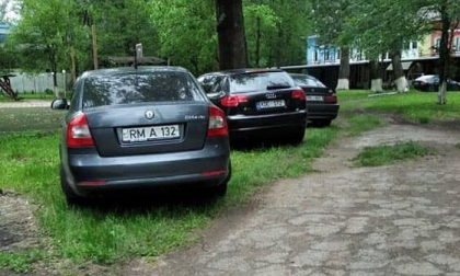 Masina Cancelariei de Stat, surprinsa la o baza de odihna de la Vadul lui Voda. Ilian Casu: "Cine este functionarul care se plimba in weekend cu ea?" - FOTO