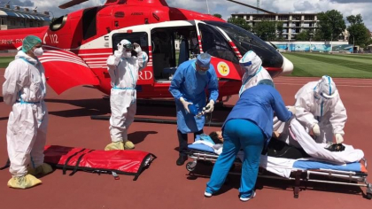 O tanara din Chisinau - transportata de urgenta la Bucuresti cu un echipaj SMURD - GALERIE FOTO O tanara din Chisinau - transportata de urgenta la Bucuresti cu un echipaj SMURD - GALERIE FOTO