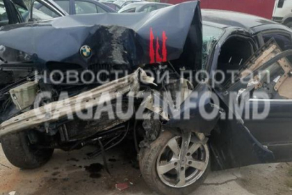 Grav accident in Gagauzia. Un BMW a ajuns intr-un copac. Patru persoane, transportate de urgenta la spital. Politistii spun ca acestia erau in stare de ebrietate Grav accident in Gagauzia. Un BMW a ajuns intr-un copac. Patru persoane, transportate de urgenta la spital. Politistii spun ca acestia erau in stare de ebrietate