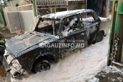 Un automobil a fost mistuit de flacari, in Gagauzia. Incendiul s-a extins si asupra unui sopron