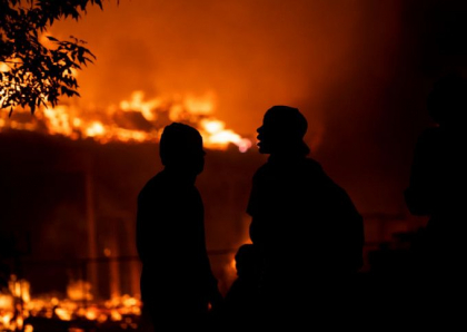 Protestatarii au incendiat o casa in care se afla un copil si au blocat accesul pompierlilor Protestatarii au incendiat o casa in care se afla un copil si au blocat accesul pompierlilor