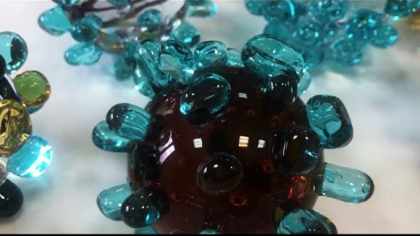 Doi oameni de afaceri din Rusia produc suveniruri in forma de coronavirus Doi oameni de afaceri din Rusia produc suveniruri in forma de coronavirus