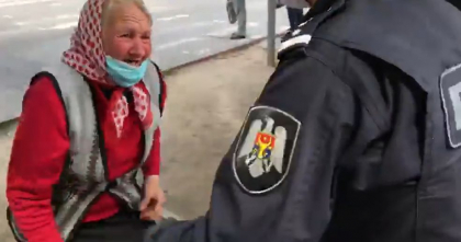 O batranica, care vindea verdeturi pe o strada din capitala, agresata de oamenii legii: a refuzat sa prezinte actele, pentru ai fi intocmit un proces verbal - VIDEO 