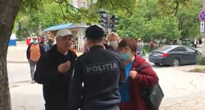 Cum comenteaza responsabilii de la politie, imaginile in care un politist agreseaza o batranica din cauza ca a refuzat sa prezinte actele, pentru a-i fi intocmit un proces verbal Cum comenteaza responsabilii de la politie, imaginile in care un politist agreseaza o batranica din cauza ca a refuzat sa prezinte actele, pentru a-i fi intocmit un proces verbal