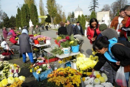 Comertul ambulant langa cimitire - interzis, inclusiv de Pastele Blajinilor. Anuntul Comisiei extraordinare de sanatate publica
