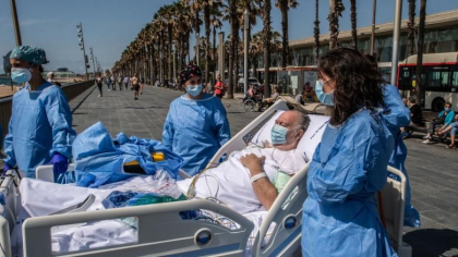 Orasul in care pacientii care se recupereaza dupa COVID-19 sunt dusi pe plaja - GALERIE FOTO