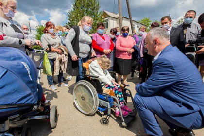 O fetita, aflandu-se in scaun cu rotile si-a aplecat capul rusinandu-se in fata presedintelui, la un eveniment politic. Ala Nemerenco: "Este marturia bardakului in care se cotileste intreaga tara" O fetita, aflandu-se in scaun cu rotile si-a aplecat capul rusinandu-se in fata presedintelui, la un eveniment politic. Ala Nemerenco: "Este marturia bardakului in care se cotileste intreaga tara"