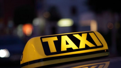 Un taximetrist a ajuns la spital, dupa ce a fost batut de doi tineri, la Gratiesti. Politia ii cauta pe faptasi