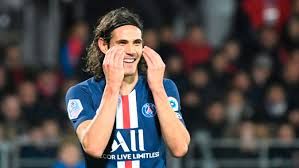 In timp ce alti sportivi se antreneaza in sala de forta sau pe terenul de pregatire, atacantul formatiei PSG, Edinson Cavani, isi mentine muschi in forma intr-un mod deosebit In timp ce alti sportivi se antreneaza in sala de forta sau pe terenul de pregatire, atacantul formatiei PSG, Edinson Cavani, isi mentine muschi in forma intr-un mod deosebit