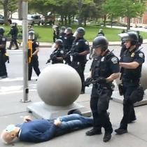 Doi politisti din statul New York, suspendati dupa ce au trantit la pamant un barbat alb de 75 de ani / Centrul pentru Controlul Bolilor: Substantele chimice utilizate de politie pot contribui la raspandirea COVID-19