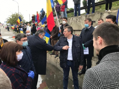 Dorin Chirtoaca, amendat cu peste 1000 de euro, pentru intampinarea convoiului umanitar din Romania: "Dodon, Chicu, Voicu si restul s-au ...ticnit" - FOTO Dorin Chirtoaca, amendat cu peste 1000 de euro, pentru intampinarea convoiului umanitar din Romania: "Dodon, Chicu, Voicu si restul s-au ...ticnit" - FOTO