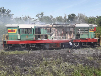 Locomotiva cuprinsa de flacari la Ungheni. Ce spun pompierii - GALERIE FOTO Locomotiva cuprinsa de flacari la Ungheni. Ce spun pompierii - GALERIE FOTO