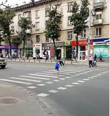 Distractie pe strazile din capitala. Momentul in care un tanar traverseaza trecerea de pietoni in salturi - VIDEO