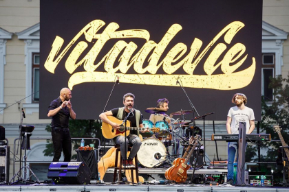 Cum au aratat primele concerte dupa iesirea din izolare. Rock cu spectatori pe scaune si cu masti - FOTO / VIDEO
