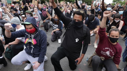 Povestea ingenuncherii: De unde vine gestul de protest folosit de americani